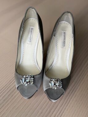Elegant Silver Embellished Peep-Toe Pumps - size 7.5